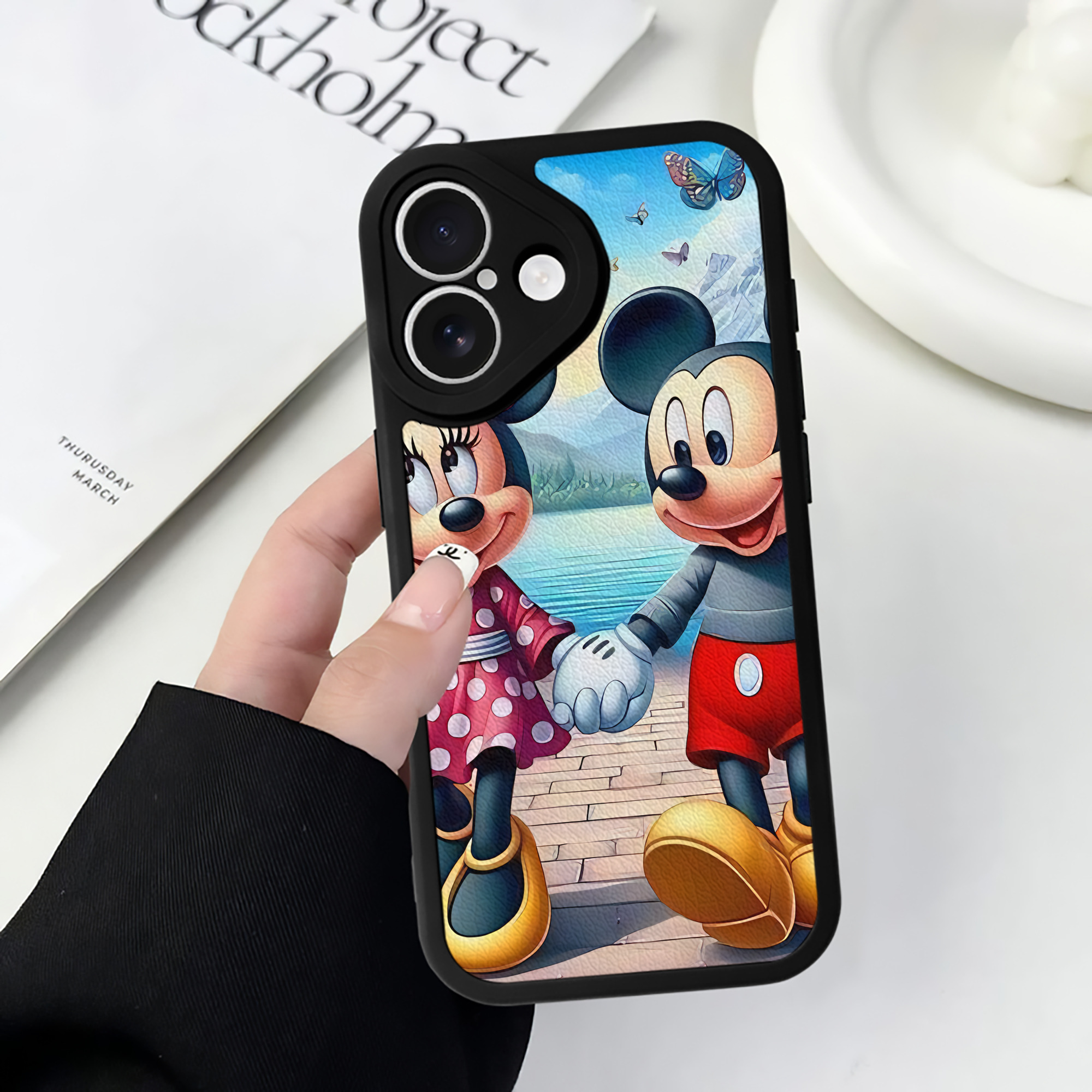 （画像用） ミッキーマウス Mickey Mouse 【iPhone 16シリーズ対応】シリコンスマホケース（レザー調） 材質：シリコン